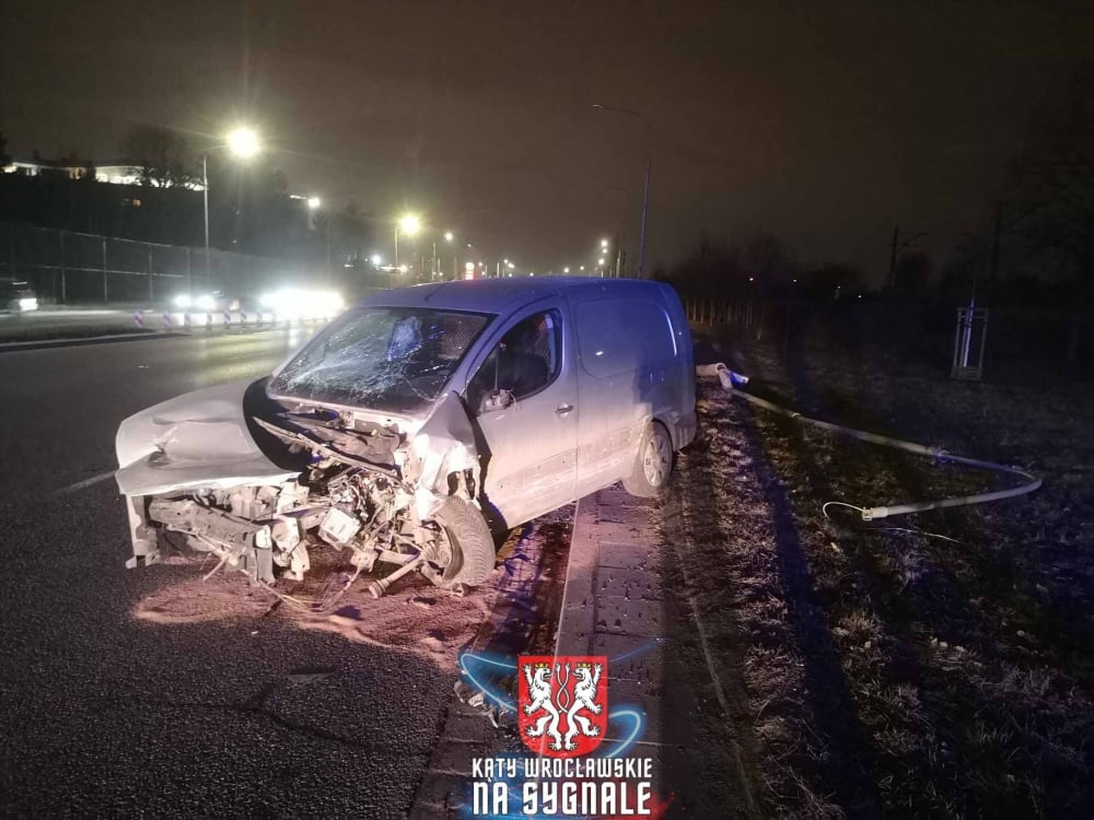 Wypadek na al. Sobieskiego we Wrocławiu. Samochód przejechał na przeciwległy pas i uderzył w latarnię - Kierowca Citroena uderzył w latarnię na al. Sobieskiego we Wrocławiu. Fot: Kąty Wrocławskie na sygnale (Jacek Waluk)