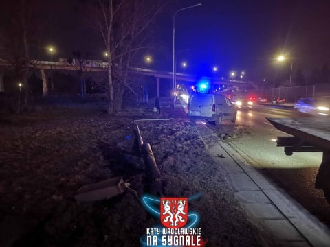 Wypadek na al. Sobieskiego we Wrocławiu. Samochód przejechał na przeciwległy pas i uderzył w latarnię - 0