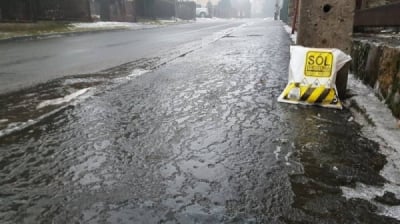 Uważajcie na drogach! Ostrzeżenie IMGW pierwszego stopnia dla jedenastu powiatów