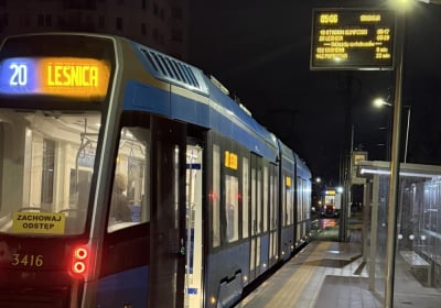 Zderzenie z udziałem tramwaju we Wrocławiu. Na miejscu straż i karetka