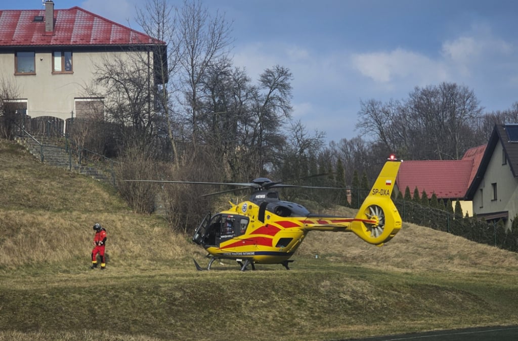 Złotoryja: Uczeń zadławił się w szkole. Jego życie ratowano z pomocą śmigłowca - Śmigłowiec LPR transportował ucznia w Złotoryi. Fot. Komenda Powiatowa Państwowej Straży Pożarnej w Złotoryi (Facebook)