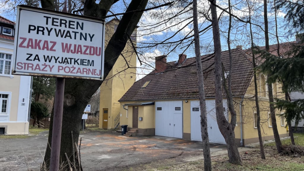 Strażacy z Sobieszowa mają remizę w... garażu. Jest jednak nadzieja na zmiany - Obecna remiza strażaków z Sobieszowa. Fot. Maciej Ryłkiewicz