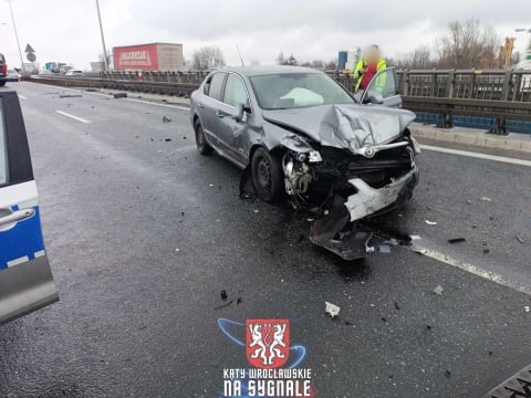 Wypadek na Autostradowej Obwodnicy Wrocławia. Jedna osoba ranna, droga zablokowana [ZDJĘCIA] - 1