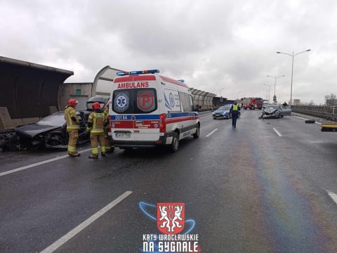 Wypadek na Autostradowej Obwodnicy Wrocławia. Jedna osoba ranna, droga zablokowana [ZDJĘCIA] - 2