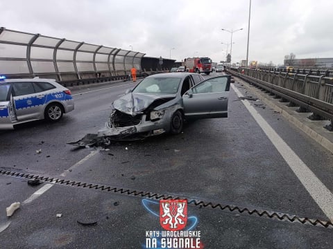 Wypadek na Autostradowej Obwodnicy Wrocławia. Jedna osoba ranna, droga zablokowana [ZDJĘCIA] - 3