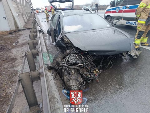 Wypadek na Autostradowej Obwodnicy Wrocławia. Jedna osoba ranna, droga zablokowana [ZDJĘCIA] - 4