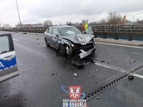 Wypadek na Autostradowej Obwodnicy Wrocławia. Jedna osoba ranna, droga zablokowana [ZDJĘCIA] - 5