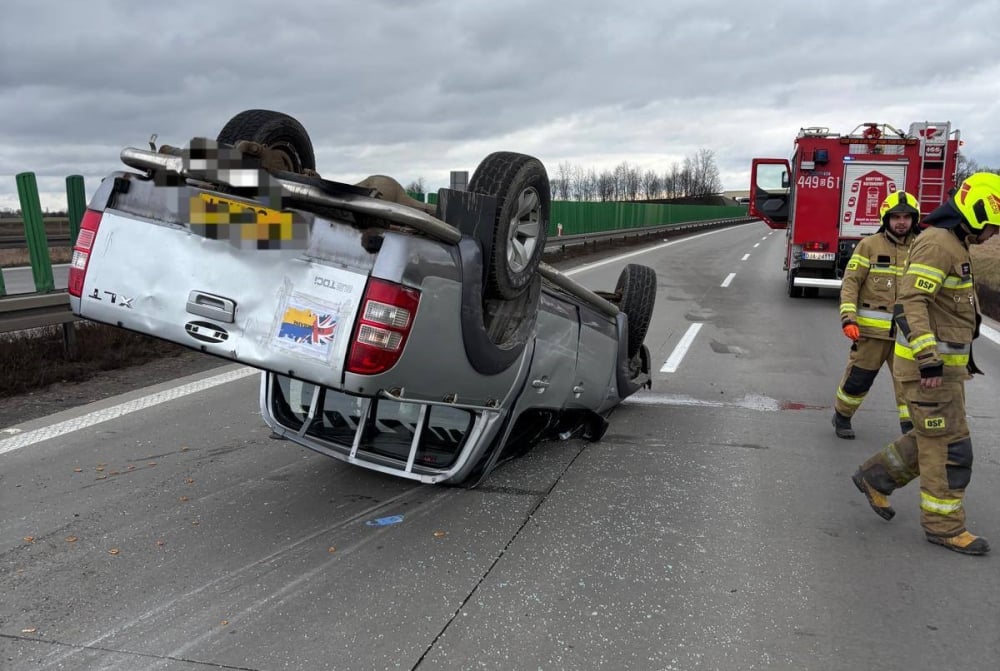 Przewrócił się bus na lawecie, osobówka dachowała! Niebezpiecznie na autostradzie A4 [AKTUALIZACJA] - Dachowanie samochodu na 109. kilometrze A4. Fot. Policja Jawor (Facebook)