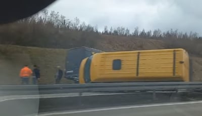 Przewrócił się bus na lawecie, osobówka dachowała! Niebezpiecznie na autostradzie A4 [AKTUALIZACJA] - 0