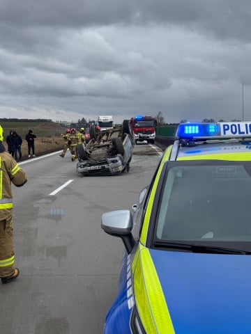 Przewrócił się bus na lawecie, osobówka dachowała! Niebezpiecznie na autostradzie A4 [AKTUALIZACJA] - 1