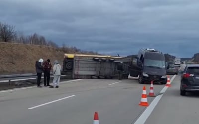 Przewrócił się bus na lawecie, osobówka dachowała! Niebezpiecznie na autostradzie A4 [AKTUALIZACJA] - 2