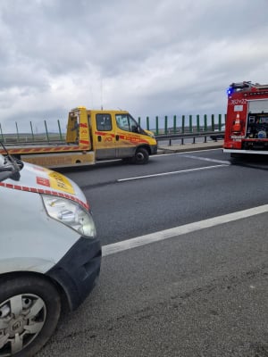 Pożar dostawczaka na autostradzie A4. Trasa w stronę Wrocławia ponownie zablokowana [AKTUALIZACJA] - 1