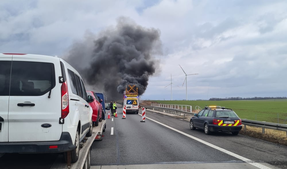 Pożar dostawczaka na autostradzie A4. Trasa w stronę Wrocławia ponownie zablokowana [AKTUALIZACJA] - Pożar pojazdu na autostradzie A4. Fot. Żaneta (Facebook)