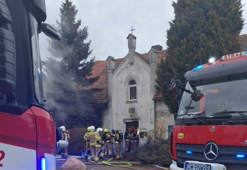 Pożar budynku pod Wrocławiem. W środku znaleziono zwęglone zwłoki - Tragiczny pożar w Sośnicy pod Wrocławiem. Fot. Kąty Wrocławskie na sygnale (Facebook)