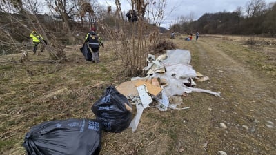 „Operacja czysta rzeka” zainaugurowana w Kłodzku. Po powodzi wciąż leży mnóstwo śmieci - 3