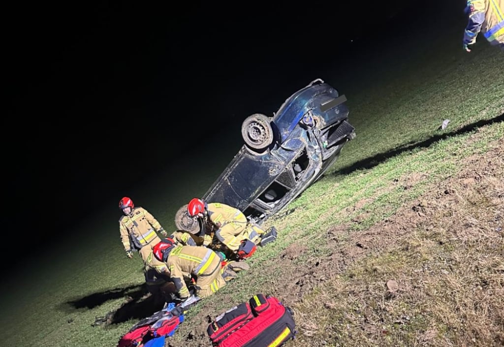 Fatalna sobota na drogach, jedna osoba nie żyje. Warunki do jazdy wciąż będą trudne - Tragiczny wypadek pod Jaworem. Fot. Komenda Powiatowa Państwowej Straży Pożarnej w Jaworze (Facebook)