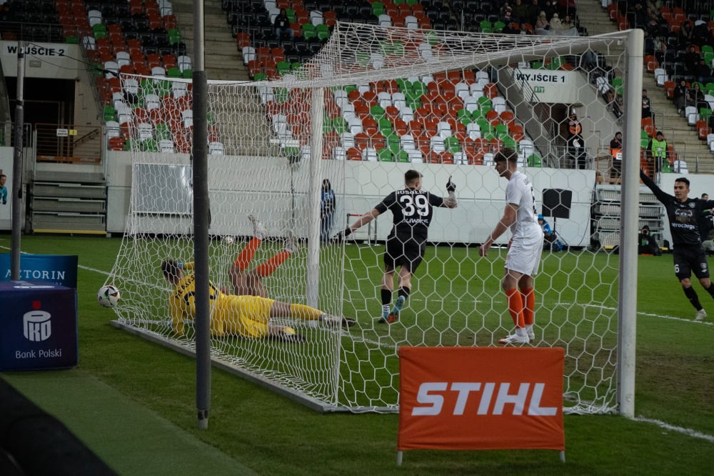 Zagłębie bez gola i bez punktów w starciu z Piastem - Szybko stracona bramka przyczyniła się do kolejnej porażki piłkarzy Zagłębia - fot. Maja Radczak