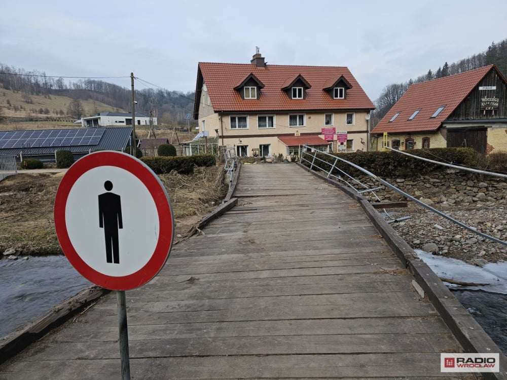 Trwa odbudowa mostu do Niedźwiedzicy. Wojskowi stawiają tymczasową kładkę - Żołnierze pomagają w odbudowanie infrastruktury, po powodzi na Dolnym Śląsku. Fot. Bartosz Szarafin