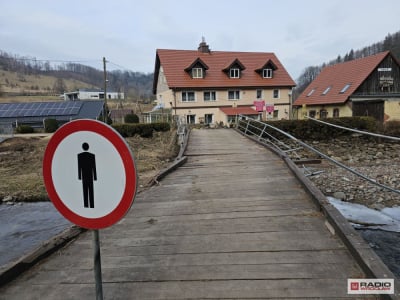 Trwa odbudowa mostu do Niedźwiedzicy. Wojskowi stawiają tymczasową kładkę