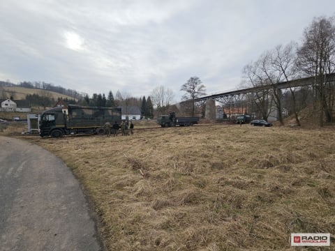 Trwa odbudowa mostu do Niedźwiedzicy. Wojskowi stawiają tymczasową kładkę - 0