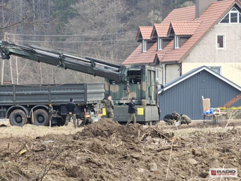 Trwa odbudowa mostu do Niedźwiedzicy. Wojskowi stawiają tymczasową kładkę - 4