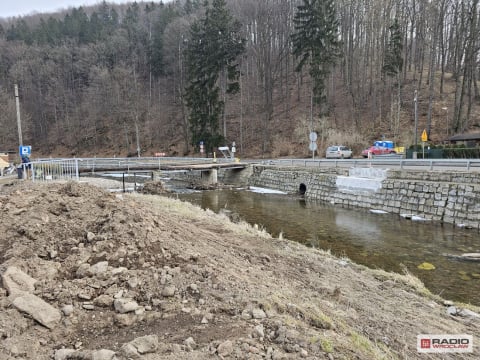 Trwa odbudowa mostu do Niedźwiedzicy. Wojskowi stawiają tymczasową kładkę - 5