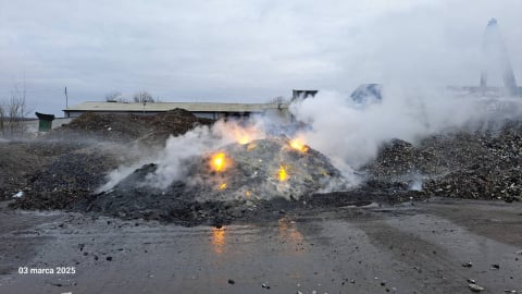 Pożar składowiska odpadów w Biskupicach koło Sycowa! Z ogniem walczyło kilkanaście zastępów straży - 0