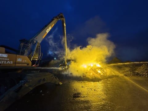 Pożar składowiska odpadów w Biskupicach koło Sycowa! Z ogniem walczyło kilkanaście zastępów straży - 1