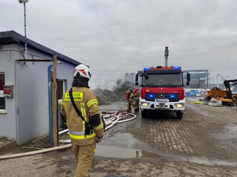 Pożar składowiska odpadów w Biskupicach koło Sycowa! Z ogniem walczyło kilkanaście zastępów straży - 3