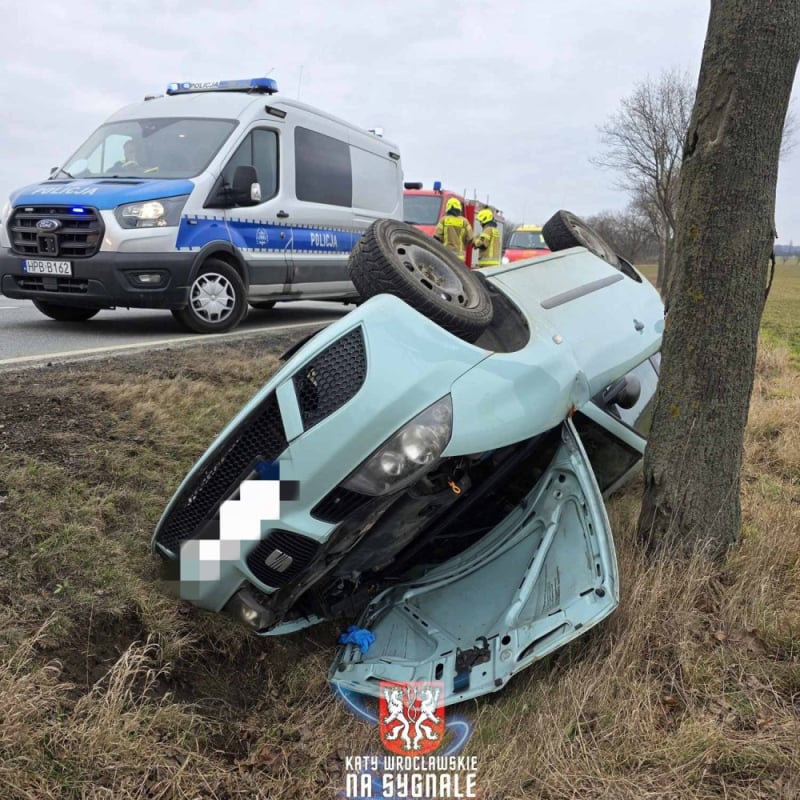 Groźne dachowanie na DK 35, samochód wylądował w rowie. Jedna osoba została poszkodowana - Do wypadku doszło na drodze krajowej numer 35. Fot:OSP Sobótka Zachodnia