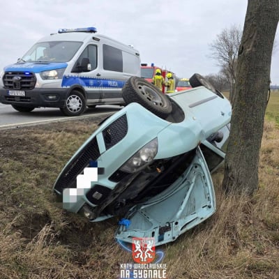 Groźne dachowanie na DK 35, samochód wylądował w rowie. Jedna osoba została poszkodowana