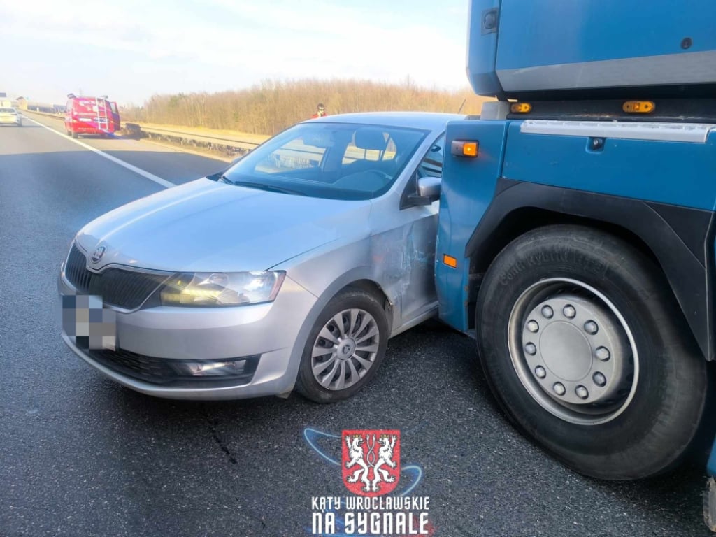 Dwa zderzenia na Autostradowej Obwodnicy Wrocławia. Utrudnienia w obu kierunkach - Zderzenie na AOW w kierunku Warszawy. Fot. Paweł Bielawski