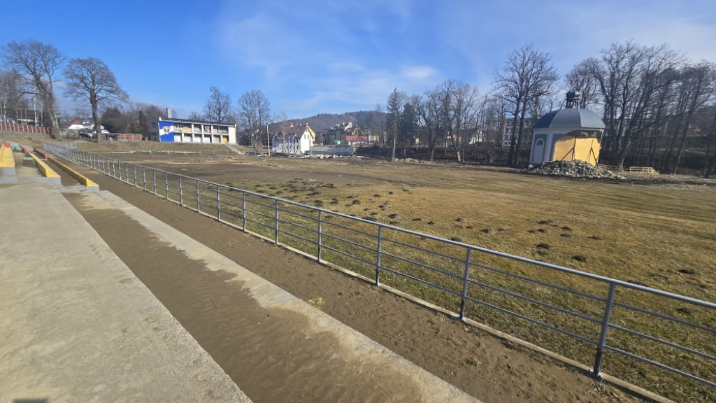 Odbudowa "z plusem" po powodzi. Nowa pływalnia i remont stadionu w Stroniu Śląskim, zyska także Kłodzko i okolice - Remont stadionu i nową pływalnię zapowiedziano w Stroniu Śląskim. Fot. Jarosław Wrona