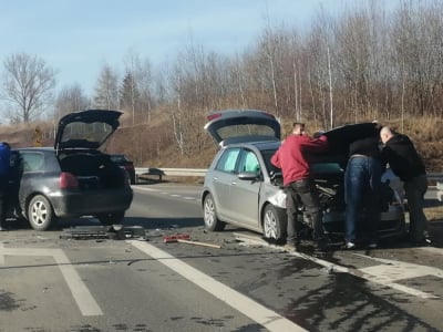 „Łapki na kierownicę”. Korzystanie z telefonu podczas prowadzenia samochodu może mieć fatalne skutki