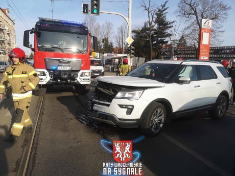 Awaria rogatek na ul. Buforowej, zderzenie samochodów sparaliżowało ul. Krakowską. Poranne utrudnienia we Wrocławiu - 2