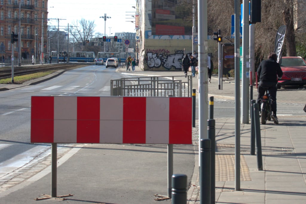 Co dalej ze ścieżką rowerową na Sienkiewicza? Obecnie kończy się... zakazem - Obecnie ścieżka rowerowa na Sienkiewicza kończy się w ten sposób. Fot. Mirosława Kuczkowska