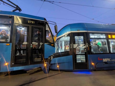 Zderzenie dwóch tramwajów na placu Dominikańskim we Wrocławiu. 7 osób rannych [ZDJĘCIA] - 2