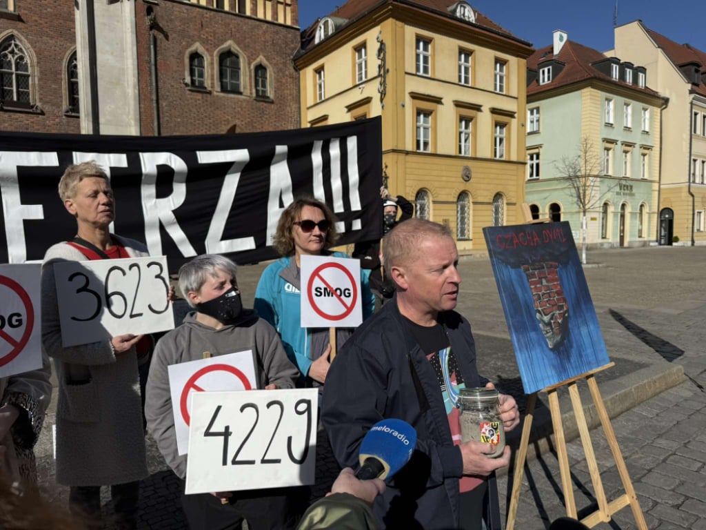 Aktywiści alarmują: Wrocław wciąż dusi się smogiem, a miasto zwleka z działaniami - rocławscy aktywiści pod Pręgierzem symbolicznie posypali głowy urzędników popiołem. Fot. Mateusz Florczyk