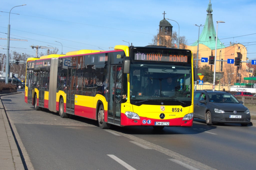 Przebudowa torowiska na ul. Bardzkiej ma usprawnić komunikację. Kiedy pojedziemy szybciej na Jagodno? - Na ul. Bardzkiej powstanie specjalny buspas, który ułatwi pojazdom komunikacji miejskiej poruszanie się w tym miejscu. Fot: Mirosława Kuczkowska/Radio Wrocław