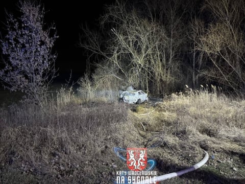 Pożar samochodu w Mietkowie! Pojazd doszczętnie spłonął, w akcji trzy zastępy straży - 0