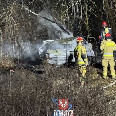 Pożar samochodu w Mietkowie! Pojazd doszczętnie spłonął, w akcji trzy zastępy straży