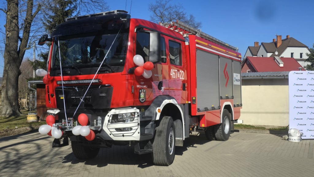 "To dar wdzięczności". Strażacy OSP Krosnowice otrzymali nowy pojazd ratowniczy. Kosztował 1,3 mln zł - Średni pojazd ratowniczo-gaśniczy trafił do strażaków OSP Krosnowice. Fot: Jarosław Wrona / Radio Wrocław