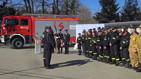 "To dar wdzięczności". Strażacy OSP Krosnowice otrzymali nowy pojazd ratowniczy. Kosztował 1,3 mln zł - 2