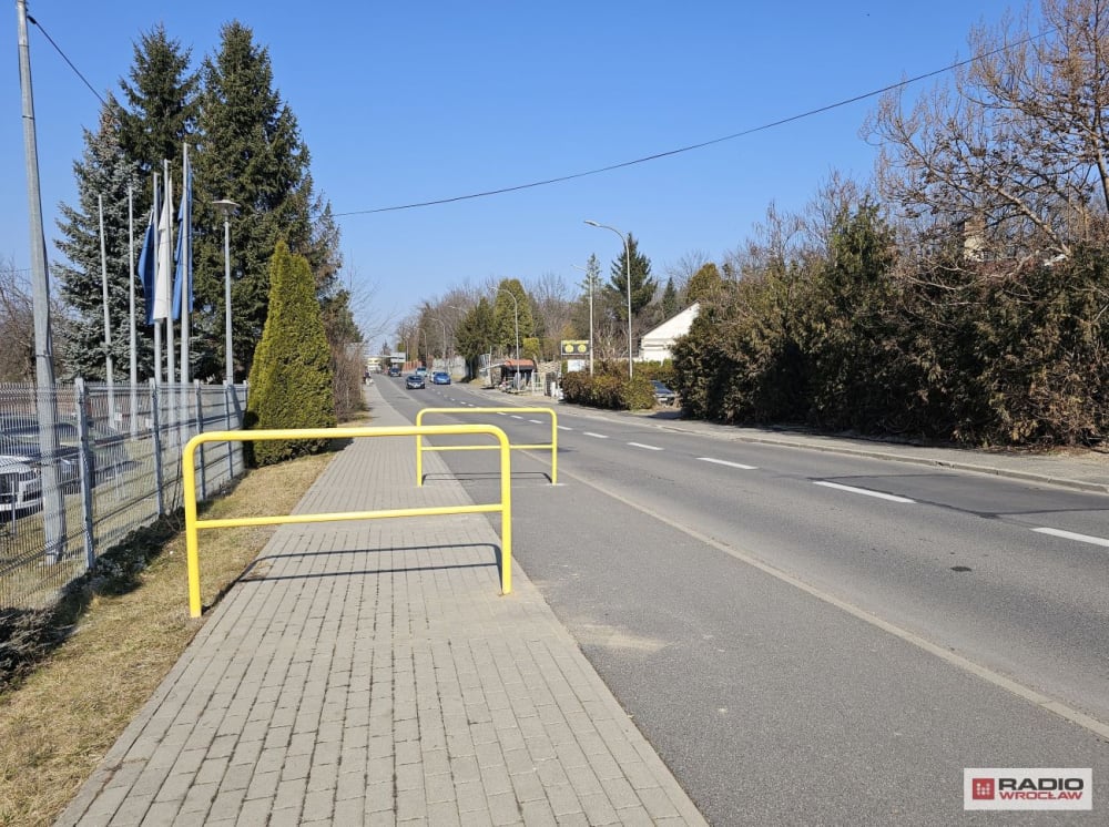 Drogowy absurd czy uzasadnione działanie? W Świdnicy barierki postawiono... w poprzek drogi rowerowej - Drogowy absurd czy rozwiązanie, które faktycznie podnosi poziom bezpieczeństwa? Fot: Bartosz Szarafin/ Radio Wrocław