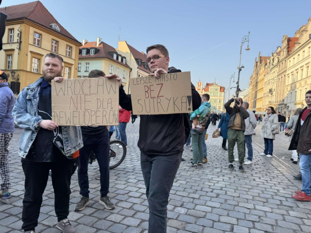 Demonstracja na wrocławskim Rynku przeciwko rządom prezydenta Jacka Sutryka - Przeciwnicy Jacka Sutryka protestowali na wrocławskim Rynku. Fot. Mateusz Florczyk