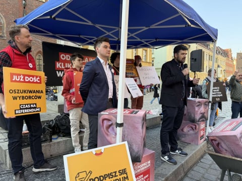 Demonstracja na wrocławskim Rynku przeciwko rządom prezydenta Jacka Sutryka - 0