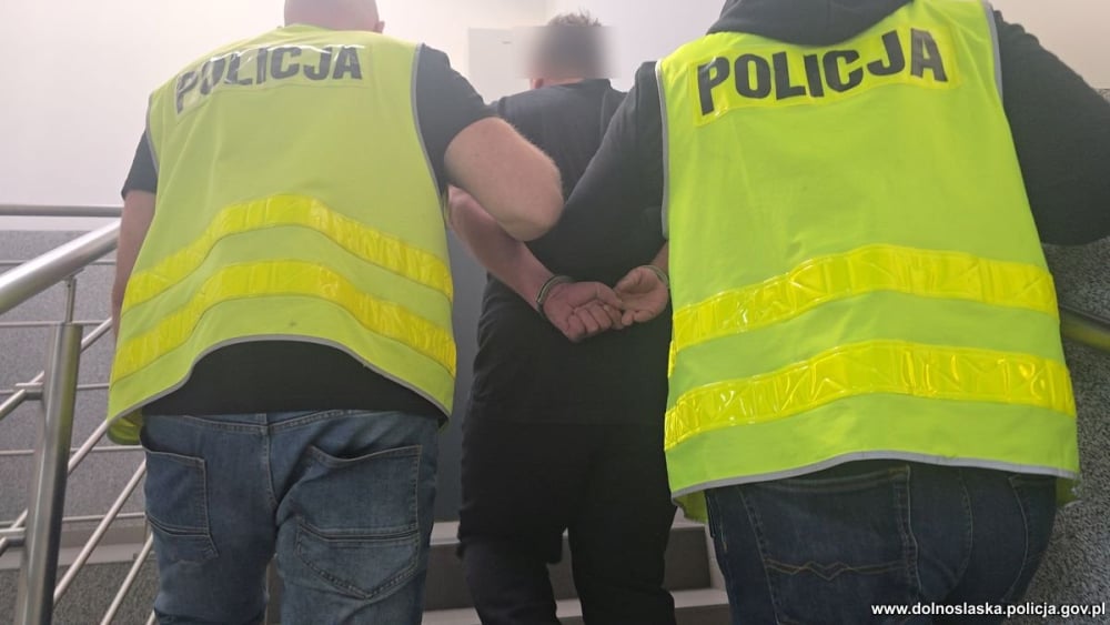 Kurier strzelał w kierunku samochodu. Miał też... podwójny zakaz prowadzenia pojazdów - Agresywny kurier strzelał w kierunku samochodu. Fot. dolnoslaska.policja.gov.pl