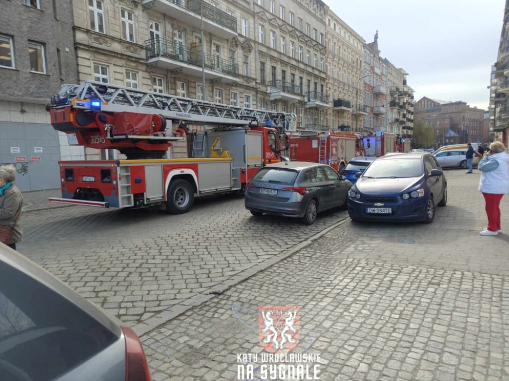 Pożar w okolicy Placu Grunwaldzkiego. Paliły się gazety w pracowni MDK-u - Interwencja straży pożarnej na ulicy Mikołaja Reja. Fot. Kąty Wrocławskie na sygnale (Facebook)