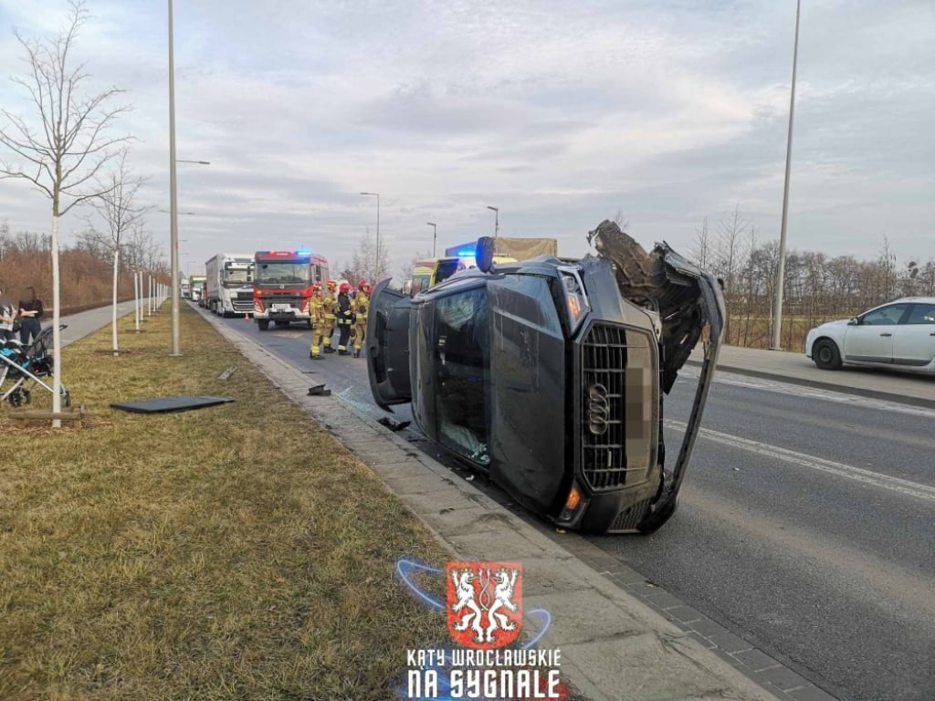 Poważny wypadek na obwodnicy Leśnicy. Zderzenie dwóch samochodów osobowych na DK 94 [ZDJĘCIA] - Wypadek na alei Prezydenta Ryszarda Kaczorowskiego. Fot: Kąty Wrocławskie na sygnale (foto: Jacek Waluk)