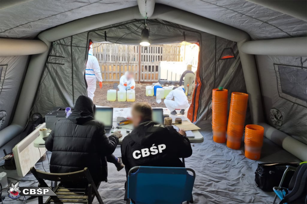 CBŚP zlikwidowało laboratorium klofedronu na Dolnym Śląsku. Były tam narkotyki warte blisko 3 miliony! [WIDEO] - CBŚP zlikidowało laboratorium klofedronu na Dolnym Śląsku. Fot. cbsp.policja.pl